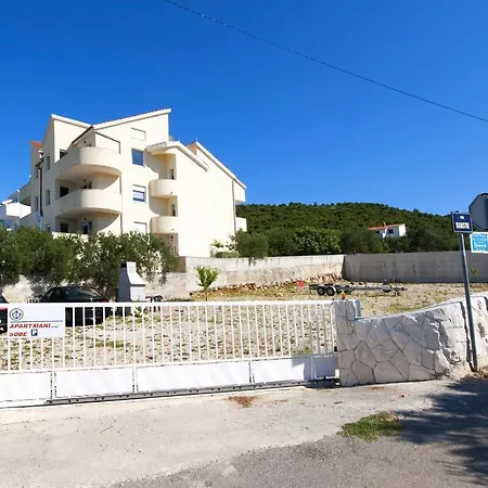 Apartment By The Sea Slatine, Ciovo - 10435 *